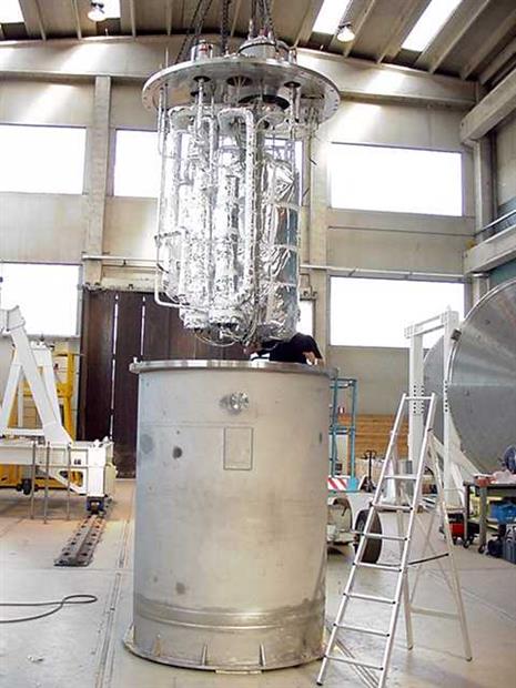 COLD BOX VACUUM CHAMBER FOR LHC_2